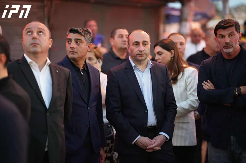 სადგურის მოედანზე, სადაც კორპუსში ნგრევა მოხდა, გელა გელაძე და კახი კალაძე იმყოფებიან