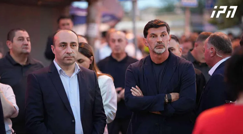 სადგურის მოედანზე, სადაც კორპუსში ნგრევა მოხდა, გელა გელაძე და კახი კალაძე იმყოფებიან