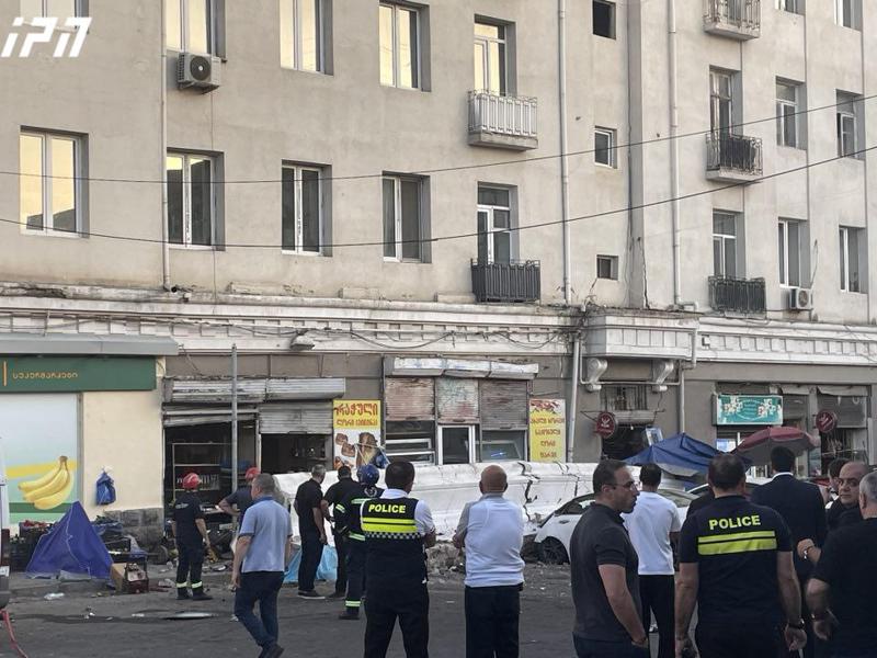 По информации граждан, на Вокзальной площади под завалами оказались по меньшей мере два человека