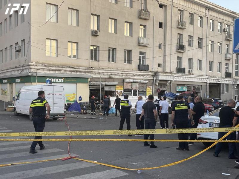 在车站广场，一座住宅楼倒塌导致一人死亡。