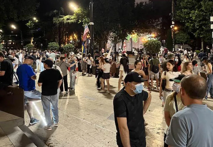 პარლამენტთან საპროტესტო აქცია მიმდინარეობს