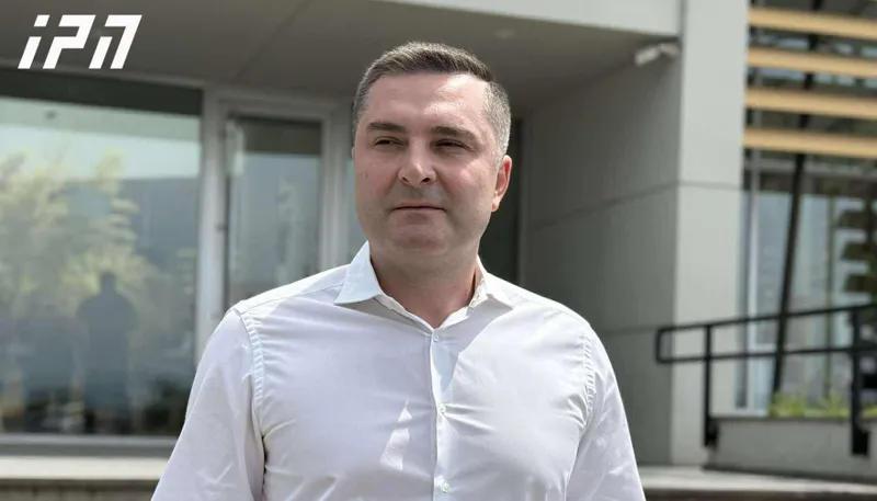 律师：Giorgi Bachishvili 正在使用轮椅。他很可能有脑震荡，因为他对强光敏感，正在经历头痛、恶心和运动技能减缓，包括在说话时。