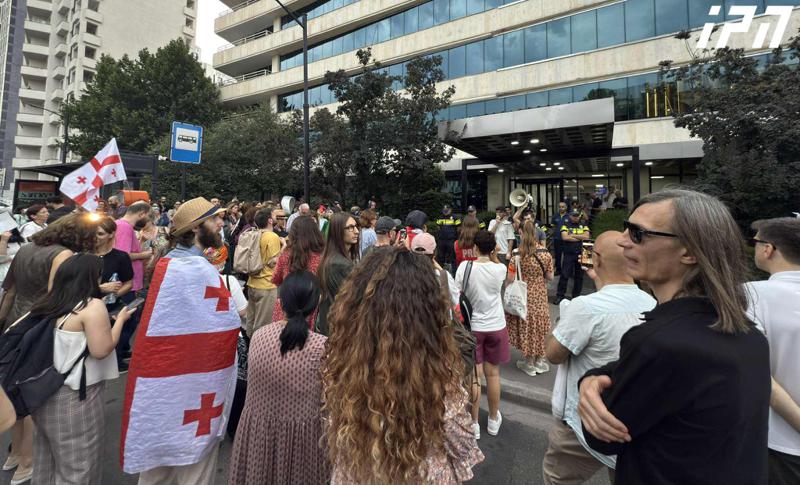 名为“A City Full of Death”的抗议活动正在第比利斯市政厅附近进行。