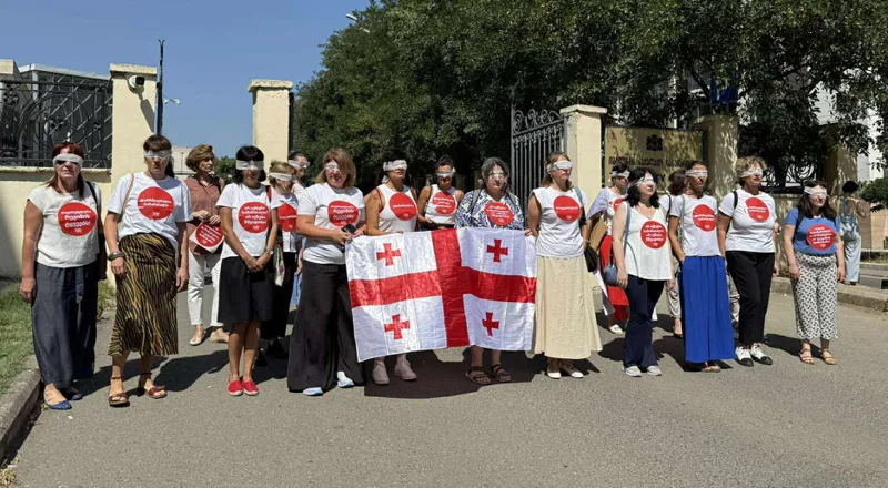 თბილისის საქალაქო სასამართლოსთან, სადაც პოლიციელზე თავდასხმაში ბრალდებულ ანზორ კვარაცხელიას გამამტყუნებელი განაჩენი გამოუტანეს, აქცია-პერფორმანსი მიმდინარეობს