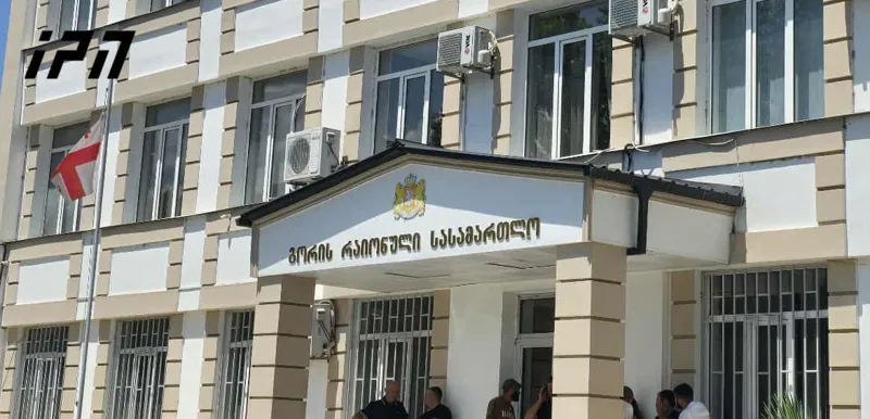 გორის რაიონულ სასამართლოში, სოფელ ხელთუბანში, პოლიციელებზე თავდასხმაში ბრალდებული 5 პირის მიმართ აღკვეთის ღონისძიების შეფარდების საკითხს განიხილავენ