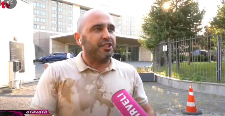 在街上向Levan Khabeishvili扔鸡蛋