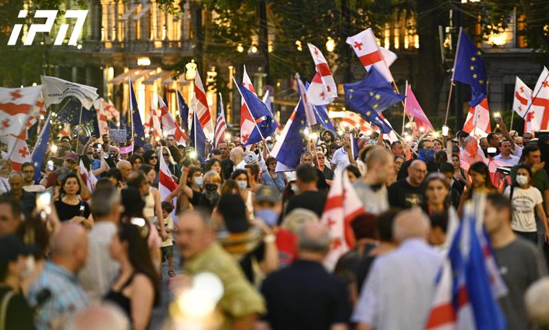 საპროტესტო მსვლელობა - „არა რუსულ არჩევნებს“, პარლამენტთან მივიდა - რუსთაველის გამზირი გადაკეტილია