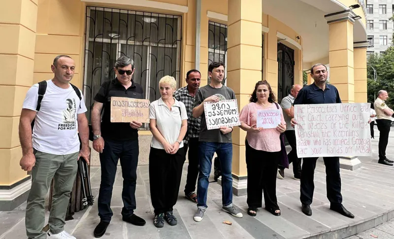 Сторонники Мзии Амаглобели провели акцию протеста у здания Батумского городского суда