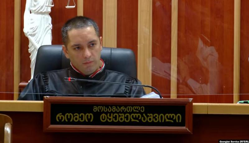 法官Romeo Tkeshelashvili对绝食者Zurab Chavchanidze说：我祝你健康——我理解你是在表达立场和抗议，但在这里，完整的法律程序适用。