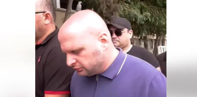 თბილისში, თვალჭრელიძის ქუჩაზე მდებარე საცხოვრებელ კორპუსთან, საიდანაც მოქალაქეები გამოასახლეს, კომპანიის წარმომადგენელი მივიდა