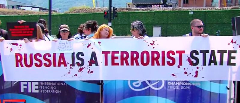 一个标题为“17名俄罗斯士兵在Antsukhelidze的国家”的抗议集会正在新体育宫附近举行。