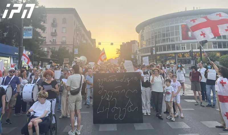 ფილარმონიიდან პარლამენტის მიმართულებით მსვლელობა - „კულტურა ქვეყნის თავისუფლებისთვის!“ მიმდინარეობს