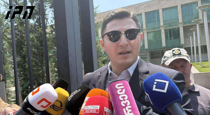 国防部采购部门的原负责人，因大规模挪用公款而被捕，享有保持沉默的权利。