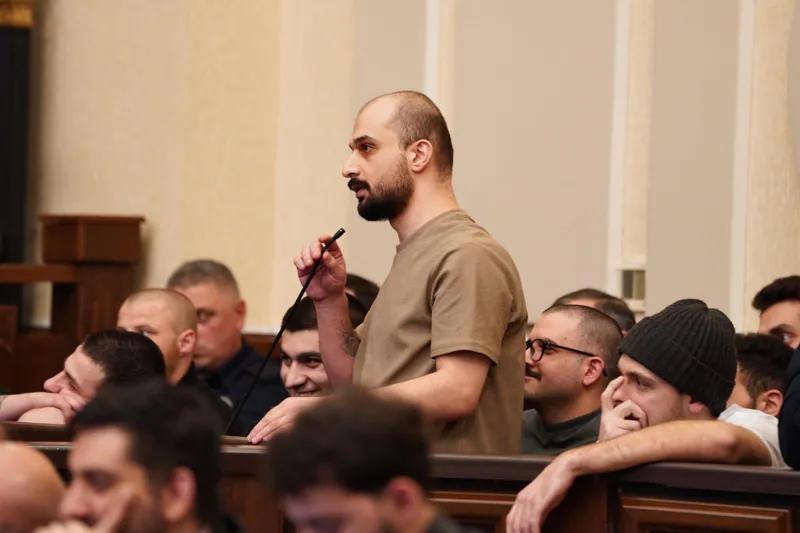 Onise Tskhadadze: 你对我做的事，我已经原谅了，但你对国家做的事，没有借口——最好的办法是打开这该死的、腐烂的门，可能被罪恶磨损了，并让我们离开这里。