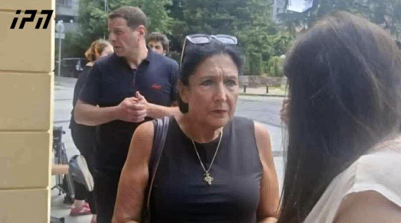 Salome Zurabishvili 到达巴统市法院参加 Mzia Amaglobeli 的审判。