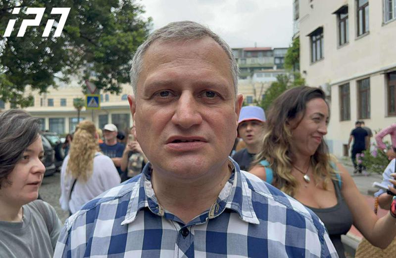 阿尔马兹·阿赫夫列迪亚尼：我们必须将伊万尼什维利-科巴希泽的犯罪集团连同那些今天安排了这个不可原谅的伪装的伪反对派一起扔进政治垃圾堆里，以及那些通过参与这些虚假选举而确认自己作为政权卫星角色的人。