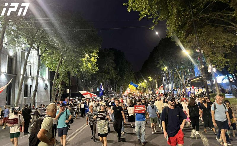 一个集会在鲁斯塔维利大街举行——从爱乐乐团的游行参与者已经加入了聚集在议会附近的人。