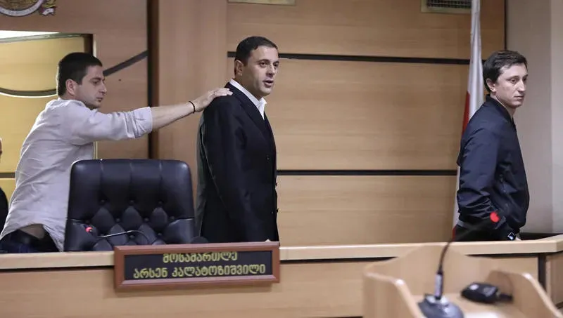 Romeo Mikautadze’s lawyer proposed to the judge a bail of 100,000 GEL, regular appearances at the investigative agency, and the use of an electronic bracelet; However, the judge granted the prosecution's motion and decided to keep Mikautadze in custody