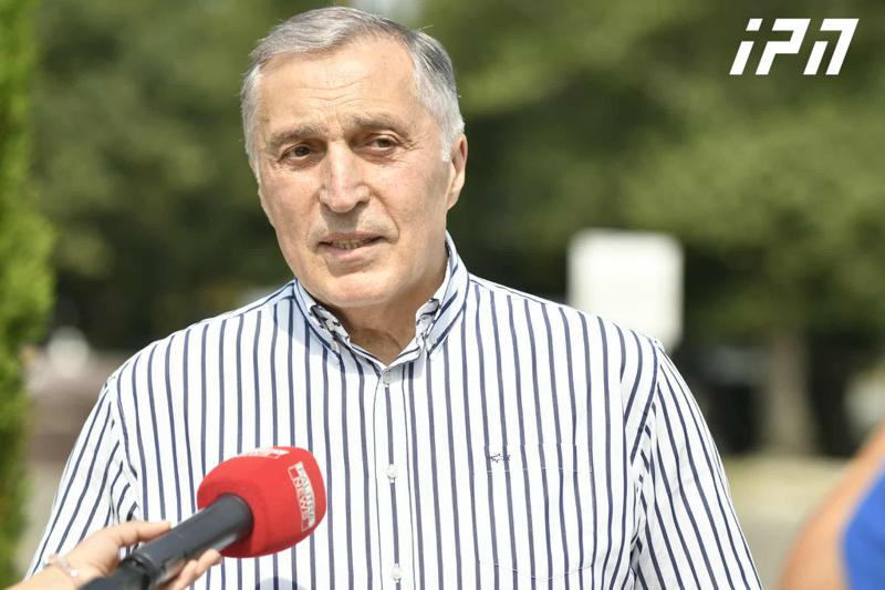 帕塔·布楚拉泽：塔里埃尔·奥尼亚尼认为这不可接受，而且巴乔·阿哈拉亚也否认他参与政治——我 也不打算成为政治家，一旦人们摆脱了“梦想”，我就会回归艺术。