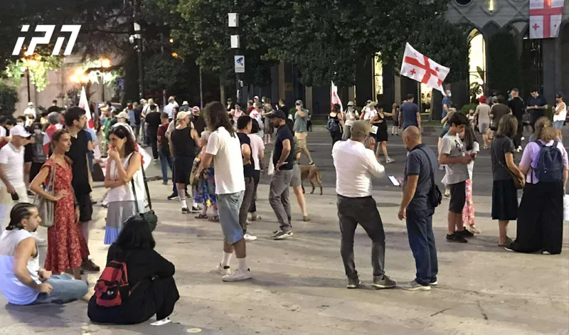 პარლამენტთან აქცია განახლდა - მოქალაქეებმა რუსთაველის გამზირი გადაკეტეს