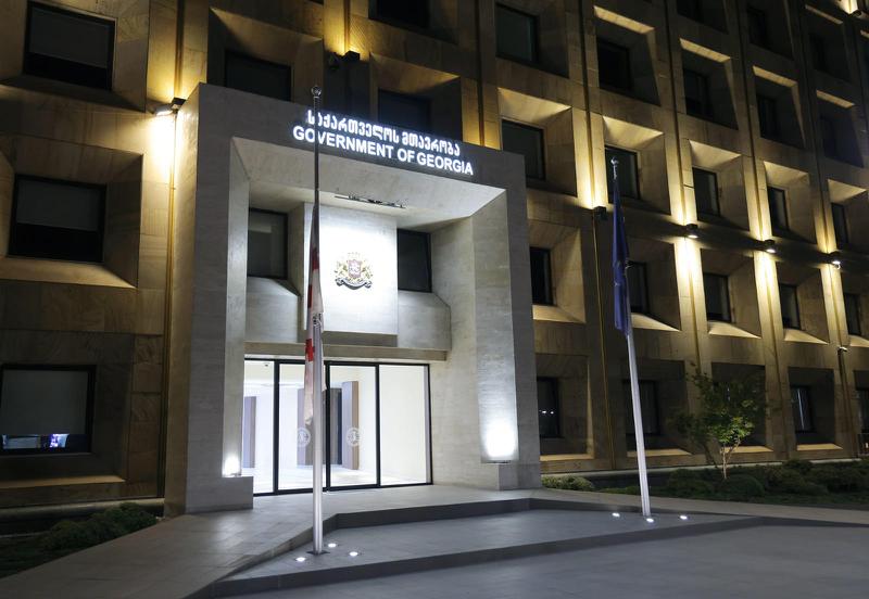 格鲁吉亚在全国行政 大楼上降半国家旗帜，以纪念2008年俄格战争17周年。