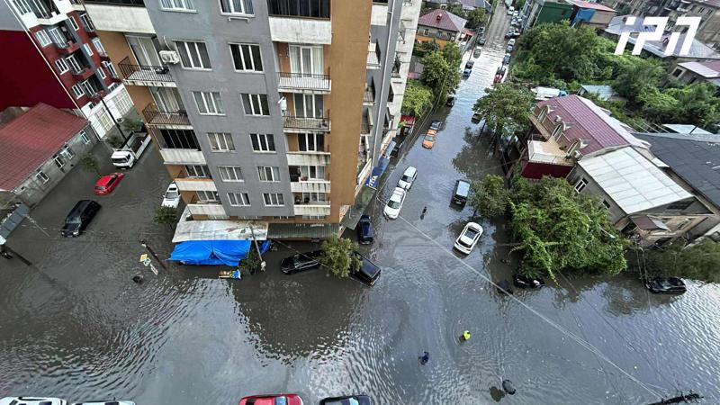 由于大雨，巴统有几个街道被淹没。