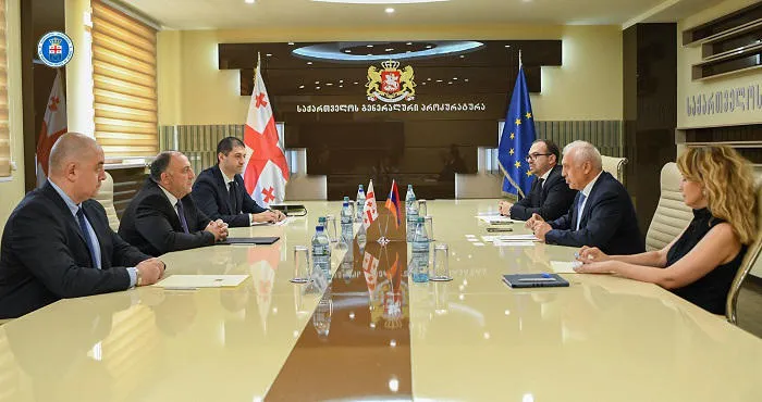 გენერალური პროკურორი გიორგი გვარაკიძე საქართველოში სომხეთის რესპუბლიკის საგანგებო და სრულუფლებიან ელჩს, აშოტ სმბატიანს შეხვდა