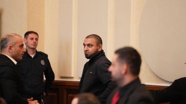 被告人之一Insaf Aliyev在第比利斯市法院昏倒，那里正在进行对在抗议期间被捕的8人的审判。