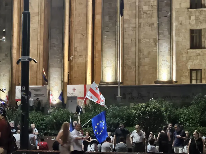 პარლამენტთან საპროტესტო აქცია მიმდინარეობს