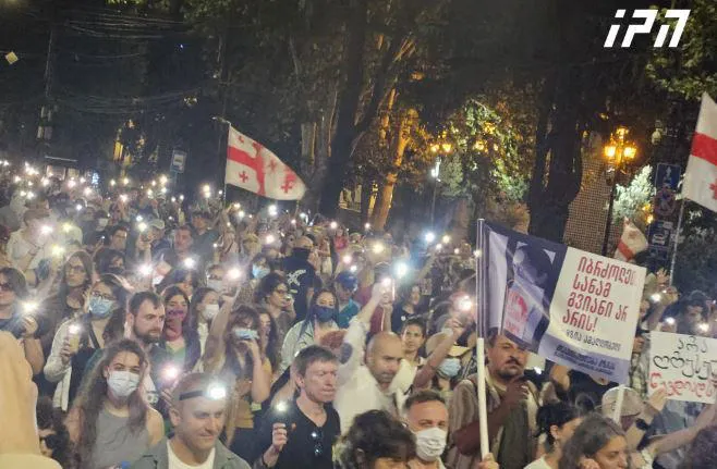 მედიის მხარდამჭერი მარში მსვლელობით პარლამენტთან მიმდინარე აქციას შეუერთდა