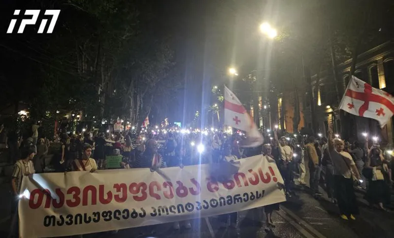 თბილისში ლოზუნგით - „სინათლე არ უნდა ჩაქრეს“ მედიის მხარდამჭერი მარში მიმდინარეობს, რომელსაც სალომე ზურაბიშვილი შეუერთდა