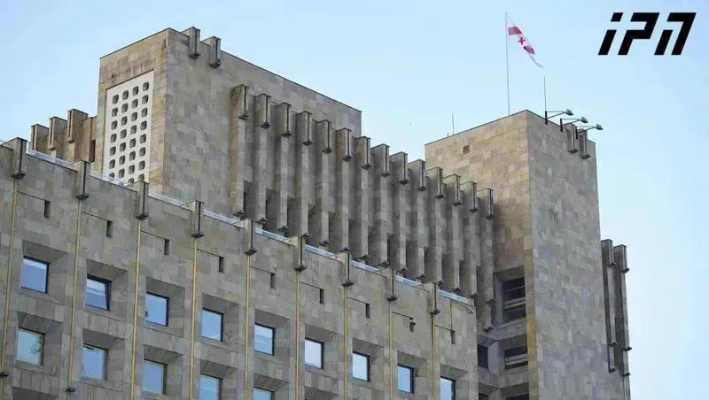 10月3日被宣布为行政机构员工的休息日。