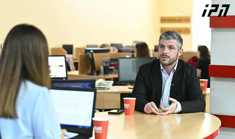 伊拉克利·库普拉泽表示：在第比利斯，压力机制的作用远小于在其他地区，所以他们必须使用武装人员对付我们，在投票站附近向我们开枪，并偷窃投票箱。