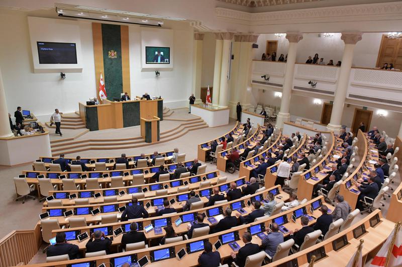 议会支持另一个计划中的修正案，该修正案在首次审议时收紧了关于集会和示威的规则。