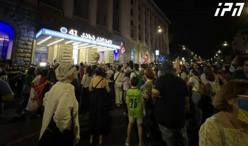 Leaders of Georgian Dream are leaving the headquarters amid noise and chants: protesters have blocked Melikishvili Avenue, and police are mobilized