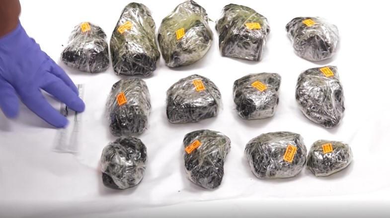 根据内务部，执法人员查获了特别大量毒品物质——多达3公斤的美沙酮、32包各种类型已准备出售的毒品，以及140片精神药物药丸。