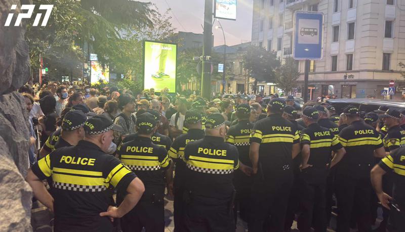 在梅利基什维利大道上，一场抗议正在进行，那里是卡哈·卡拉泽的选举总部即将开放的地方。