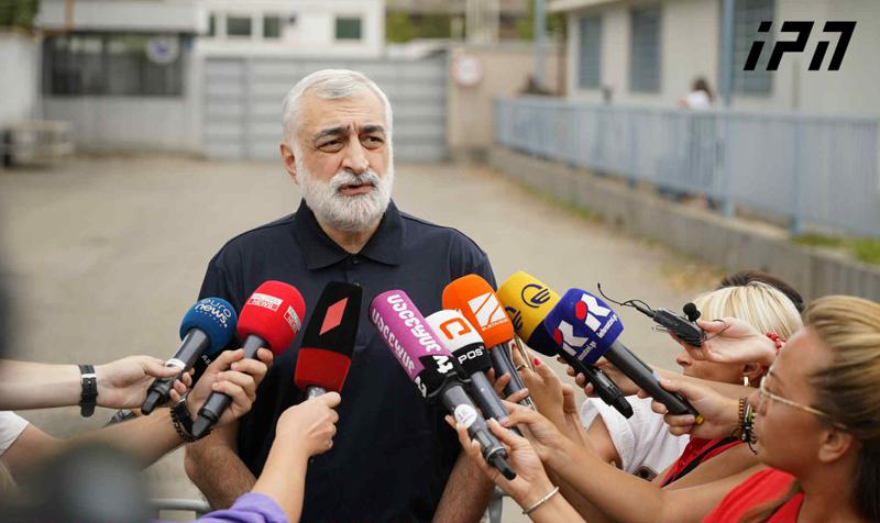 马穆卡·哈扎拉泽：这是被篡夺的总统席位，尽管他今天用赦免释放了我们——我并不缺乏感激之情，但这是一种背信弃义的、极其肮脏的行为。