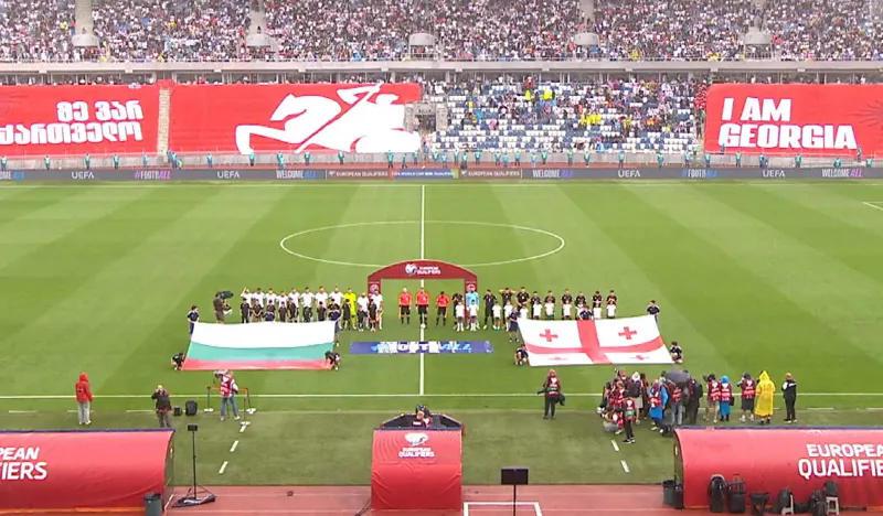 乔治亚和保加利亚国家队之间的足球比赛正在进行中。