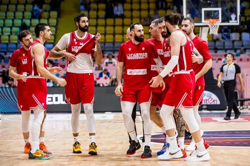 在 欧洲篮球锦标赛上，乔治亚和法国的国家队之间的篮球比赛正在进行中。