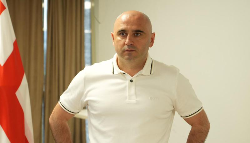 Levan Khabeishvili 对法庭上的人说：难道我不英俊吗？不要表现出情绪——我不想让他们把你赶出去——我想再看你一会儿。