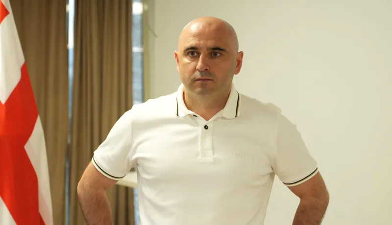 ლევან ხაბეიშვილი სგგდ ს წარმომადგენელს ფიცით იტყუებით! ჩემს წინ კრიმინალი დგას! არ გრცხვენია? შეხედე ჩემს შვილებს თვალებში!