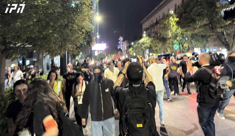 公民们正在向 Kakha Kaladze 的总部举行游行：警察已被动员。