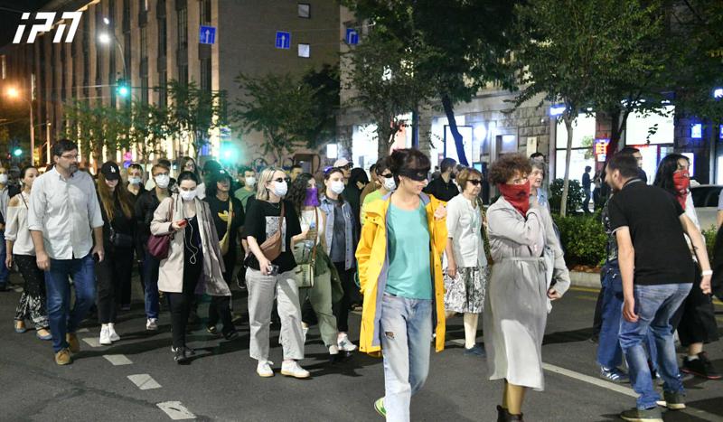 公民们行进到 Kakha Kaladze 的总部。