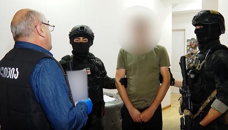 内政部：在一场全国性警察行动中  ，42 人因毒品指控被逮捕。内政部在过去24小时内进行了一次全国性警察行动，在此期间，42 人因毒品指控被逮捕。正如内政部副部长亚历山大·达拉赫韦利泽在今天的简报会上所说，其中大部分人是大型毒贩，而有些人被指控……