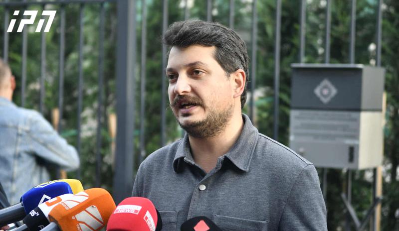 拉沙·特克谢拉泽：格拉尼监狱8 号的囚犯们都在告诉我们同样的事情：腐坏且布满虫子的食物、肮脏和不人道的条件——打开8号监狱的大门，让媒体进来！如果你们没什么可隐瞒的，让社会用自己的眼睛看到真相！