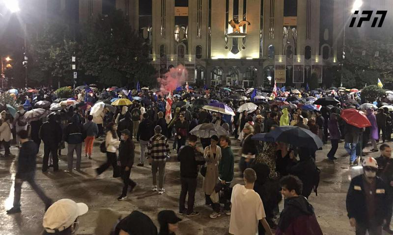 议会附近正在进行一场抗议——公民们已经封锁了鲁斯塔维利大街。