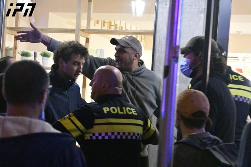 Besiki街上的对抗：据报道，警察拘留了数人。