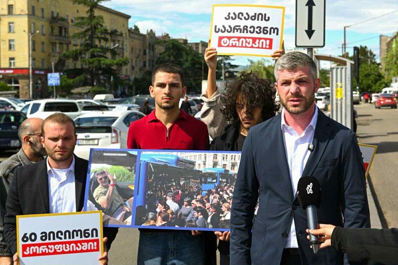 伊拉克利·库普拉泽：2023年，为第比利斯购买了160辆公交车，在2025年3月，所有160辆公交车已经抵达首都，并且卡赫·卡拉泽将它们保留下来，以便在选举前两周使用它们。