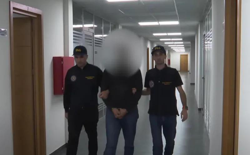 执法人员查获了一件火器和特别大量毒品——两名个人已被逮捕。